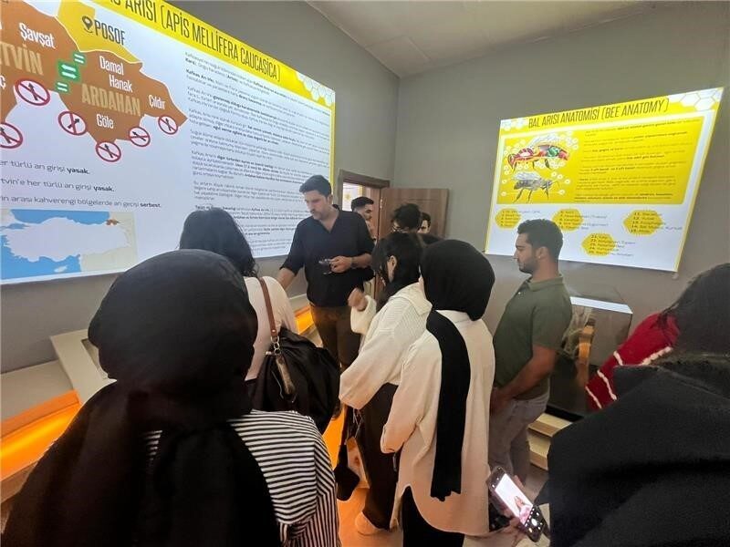 Ardahan Üniversitesi'nin 2. sınıf Laborant ve Veteriner Sağlık Programı öğrencileri,