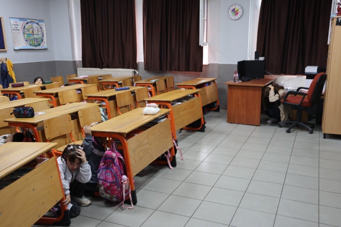 Kartepe'de Veli Akgün İlkokulu'nda, Kartepe ve Kocaeli Büyükşehir Belediyesi iş