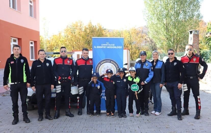 Çankırı'da Yapraklı İlkokulu'nda düzenlenen "Hayaller Gerçekleşiyor" projesi kapsamında, İl Emniyet