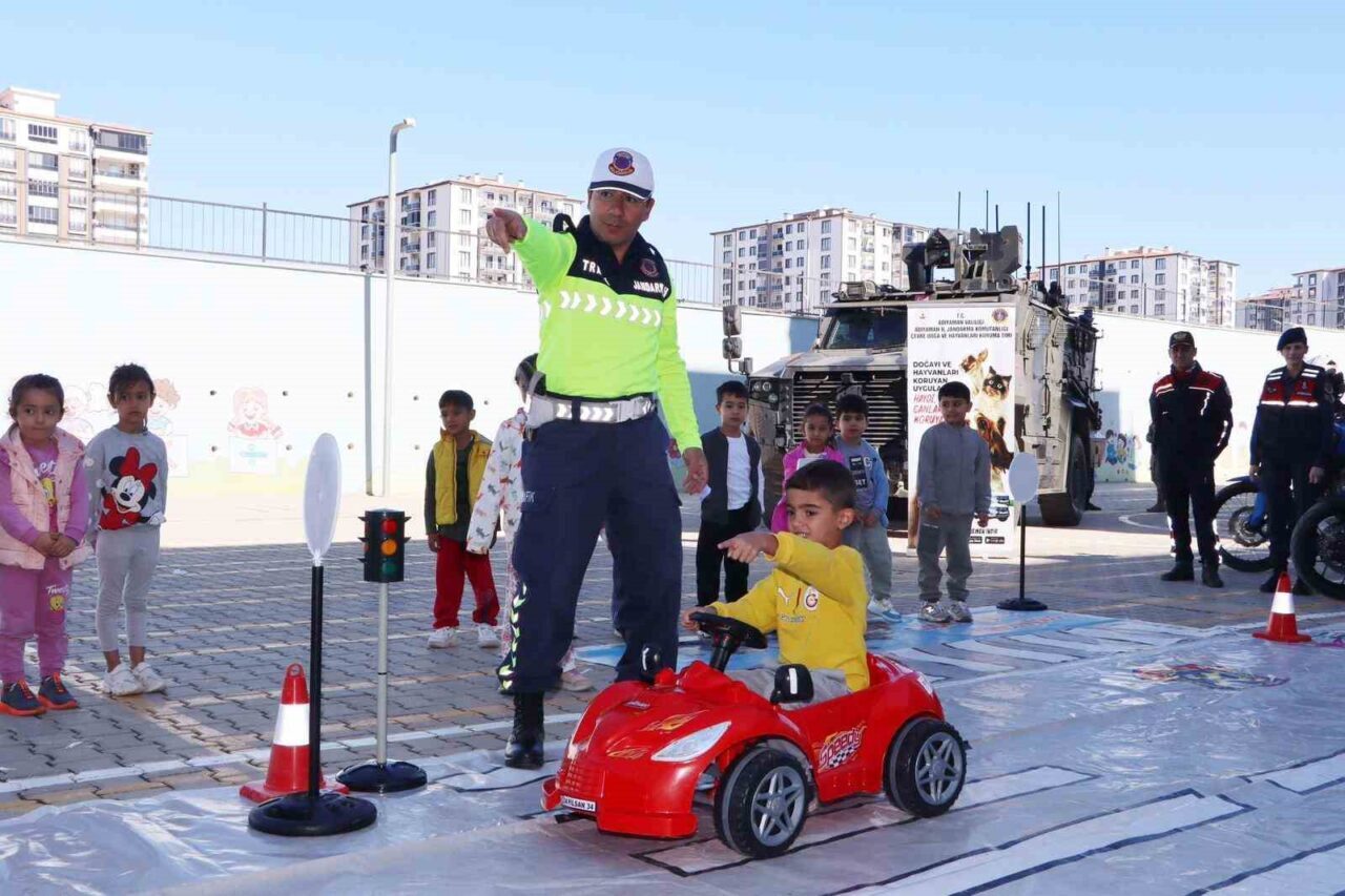 Adıyaman'da Jandarma Komutanlığı, 2025-2026 eğitim yılı başlangıcında trafik güvenliği bilincini