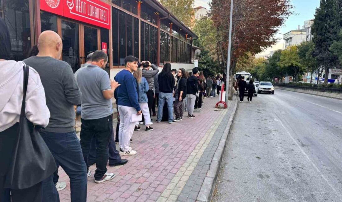 Bilecik’te 2025-2026 Akademik Yılı'nın başlangıcında, öğrencilerin Bilkart almak için uzun