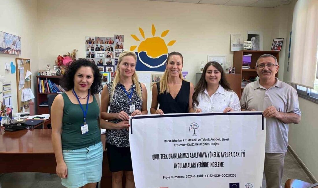 Manisa Borsa İstanbul Kız Mesleki Teknik ve Anadolu Lisesi'nin öğretmenleri,