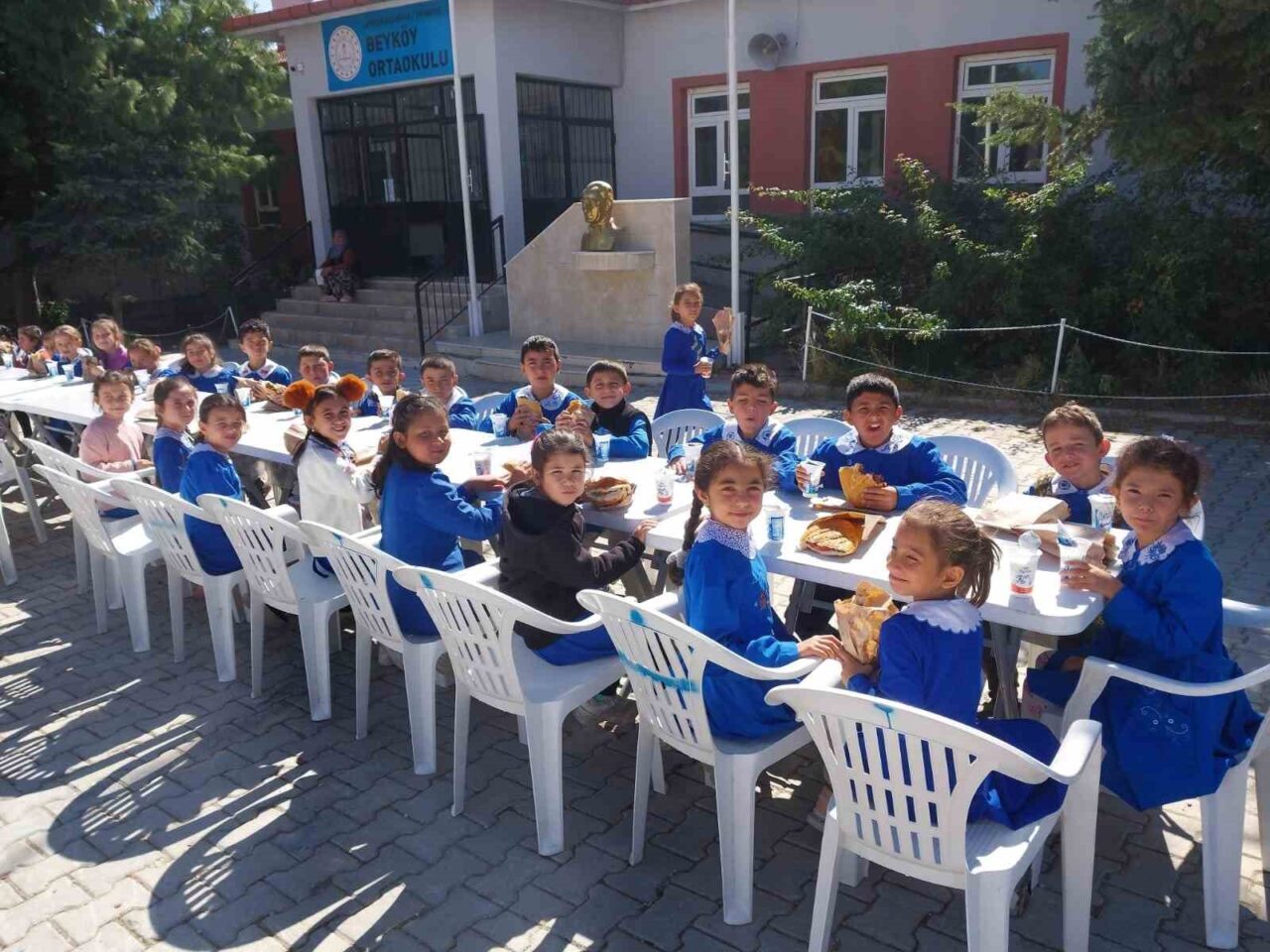 Afyonkarahisar İhsaniye Beyköy Ortaokulu, Müdür Aykut Edebali ile öğretmenlerinin katkılarıyla