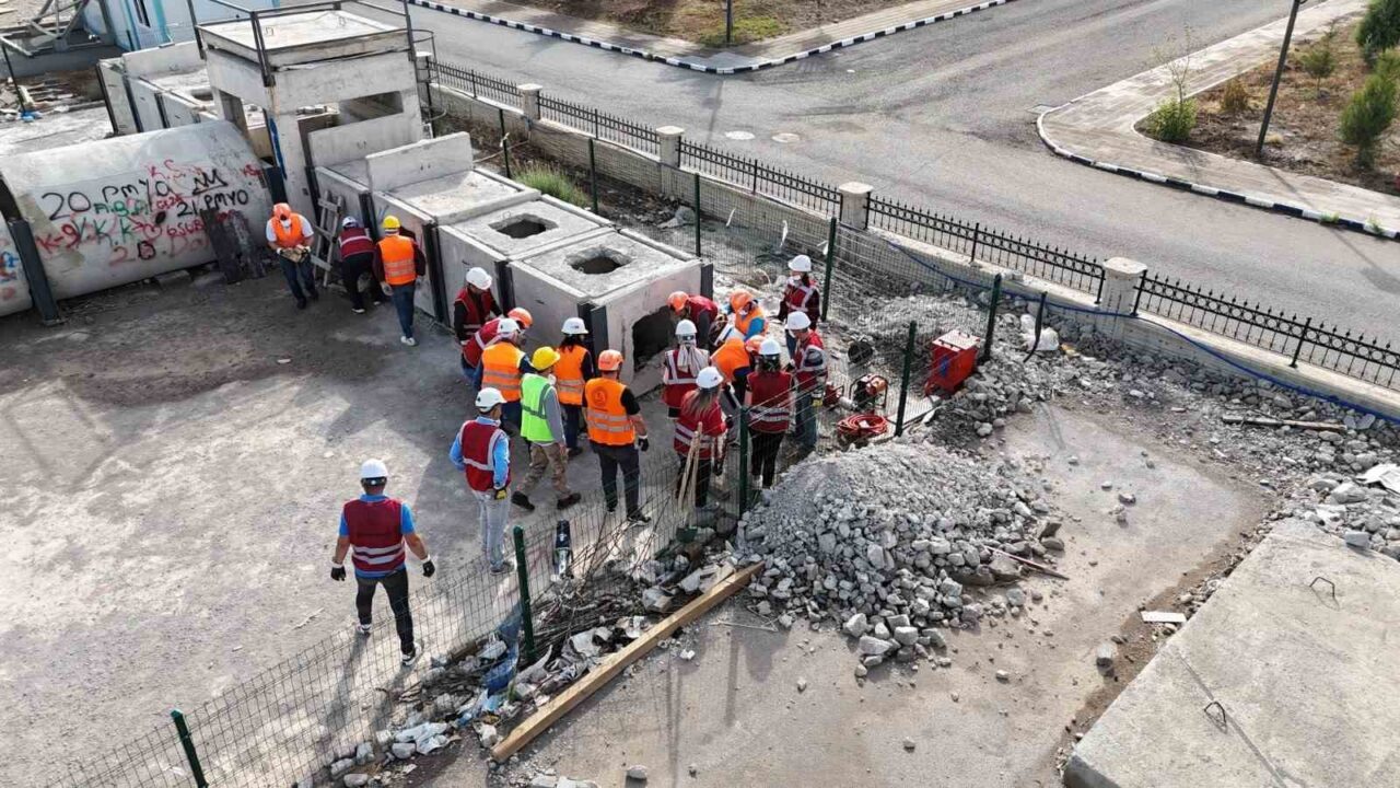 Kahramanmaraş'ın Türkoğlu ilçesinde gönüllü öğretmen ve Milli Eğitim personeline 5