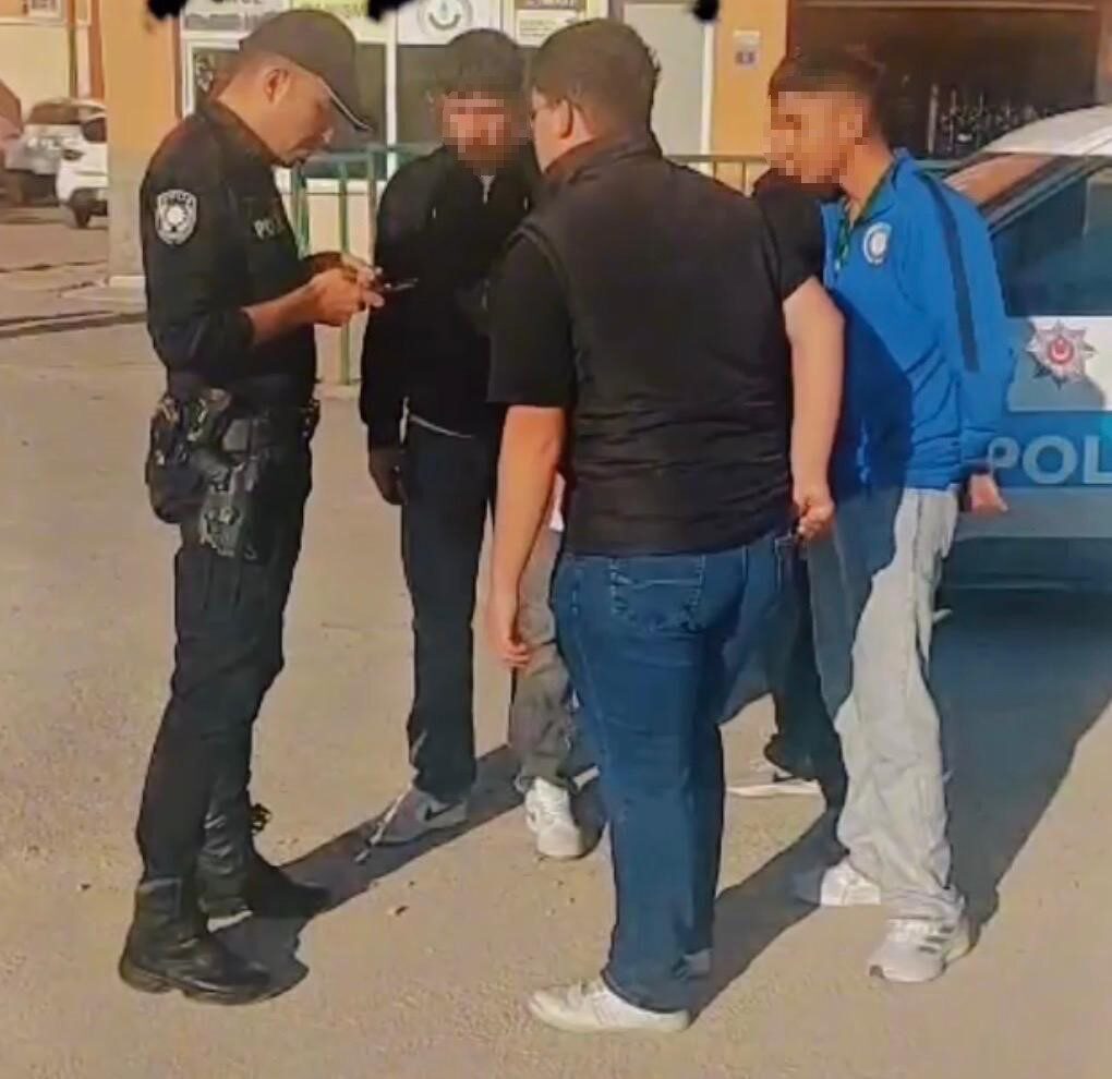 Kayseri'de gerçekleştirilen 'Huzur' uygulaması ile polis, okul etrafında öğrenci güvenliğini