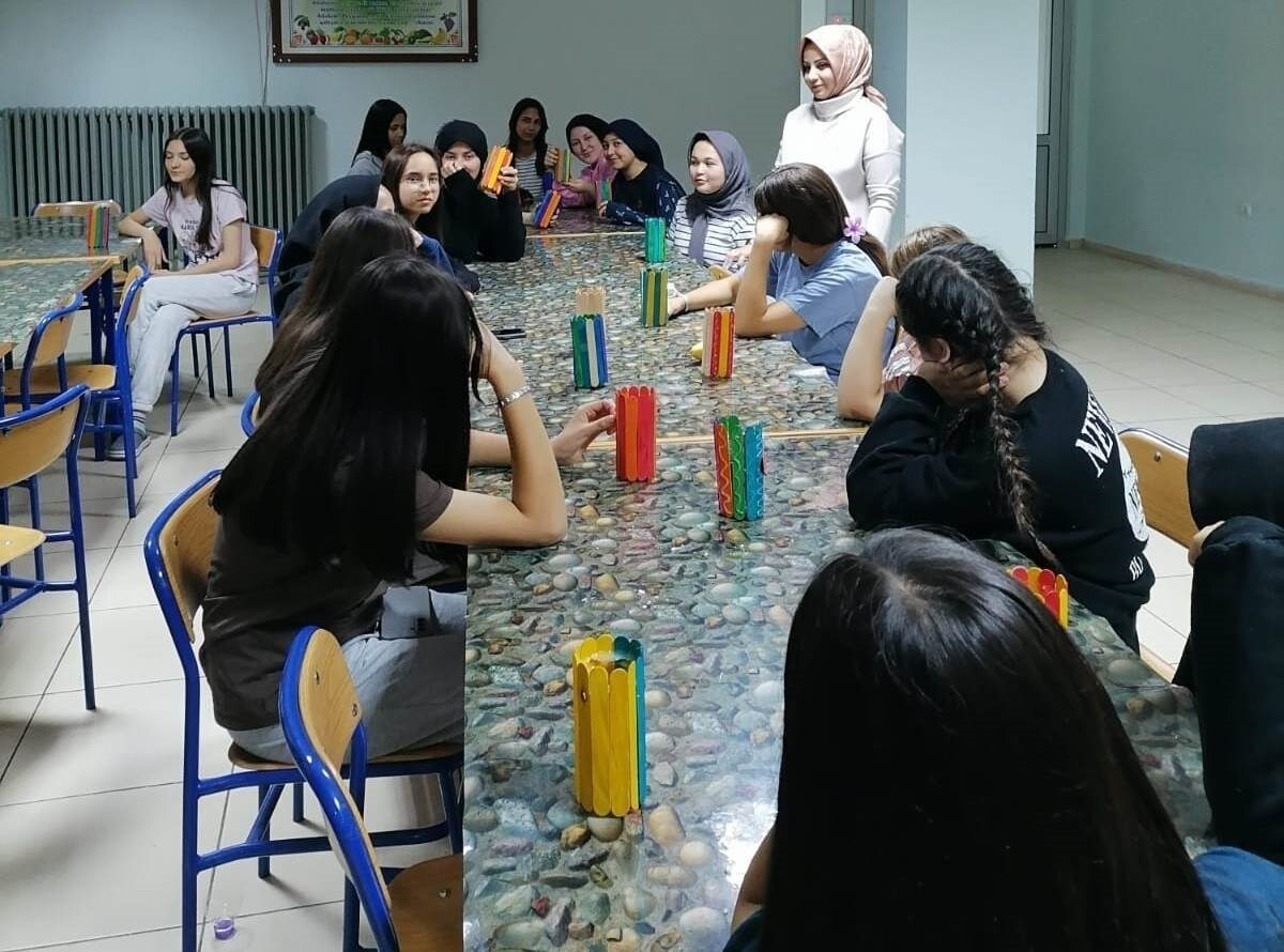 Hisarcık’ta Öğrenciler İçin Geri Dönüşüm Temalı Aksesuar Yapım Kursu Açıldı