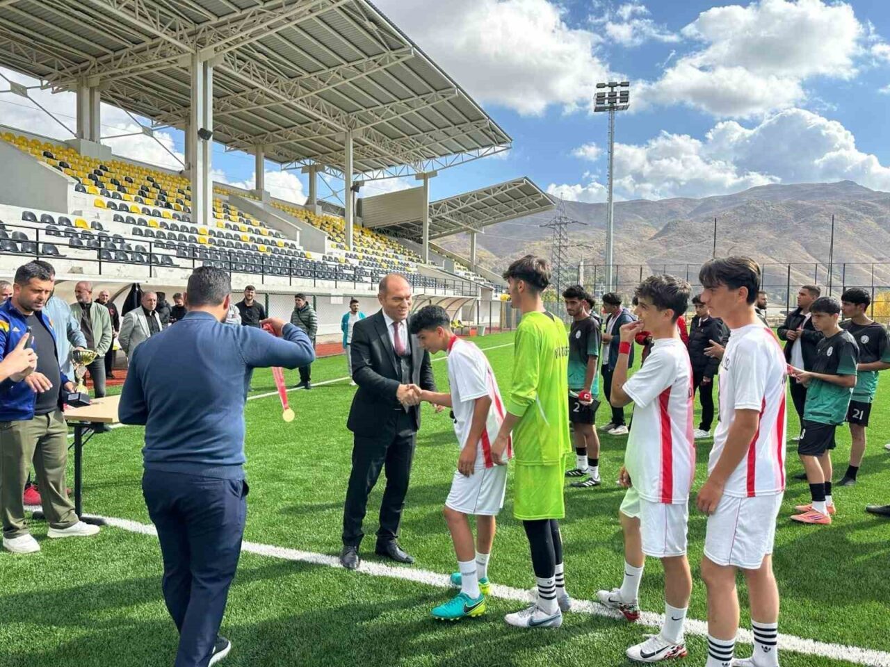 Bitlis'te gerçekleştirilen okul sporları müsabakalarında, genç futbolcular kıyasıya yarıştı. Final