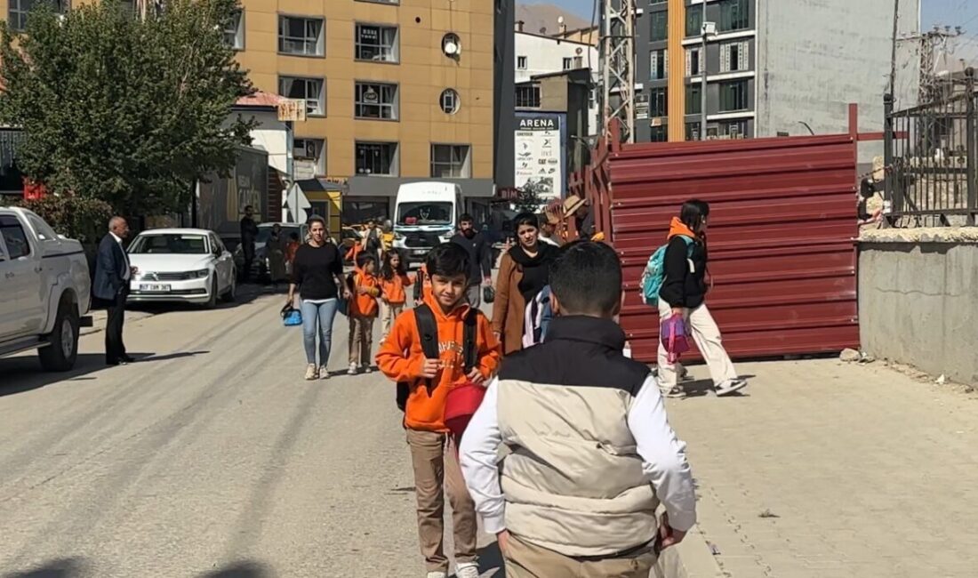 Yüksekova’da Okul Yolu Kapatıldı, Veliler Güvenlik Endişesi Taşıyor Hakkari’nin Yüksekova ilçesinde Cumhuriyet İlk ve Ortaokulu ile İmam Hatip