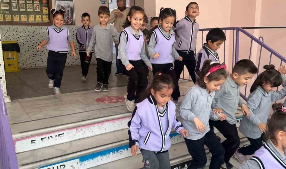 Şuhut’ta Cumhuriyet İlkokulu’nda Afetler ve Dayanıklılık Ayı Etkinlikleri Kapsamında Tahliye Tatbikatı Gerçekleştirildi Afyonkarahisar'ın Şuhut ilçesindeki Cumhuriyet İlkokulu, "Yeşil Vatan-Benim Okulum Geleceğe Çare"