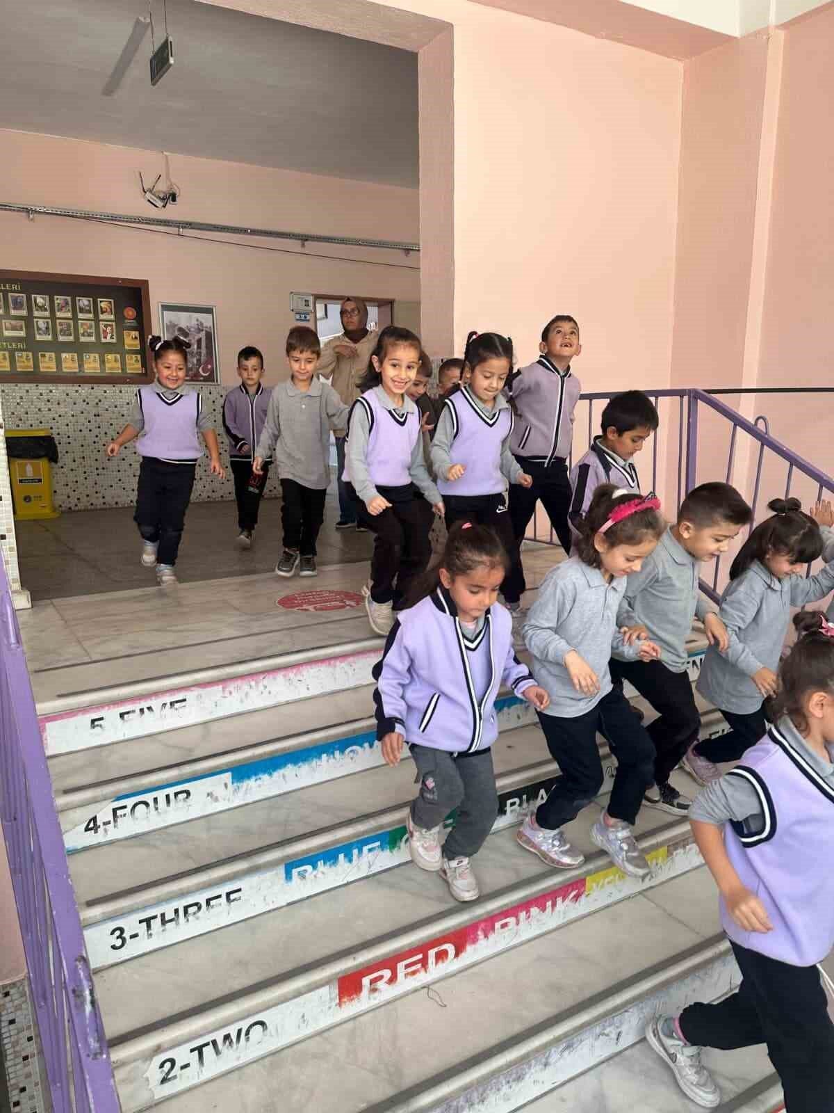 Afyonkarahisar'ın Şuhut ilçesindeki Cumhuriyet İlkokulu, "Yeşil Vatan-Benim Okulum Geleceğe Çare"