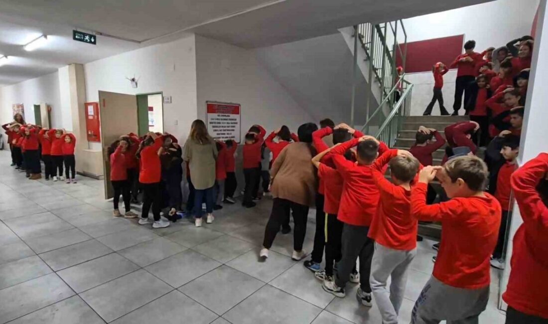 Tekirdağ'da düzenlenen "Afetler ve Dayanıklılık Ayı" etkinlikleri kapsamında Süleymanpaşa İlkokulu'nda