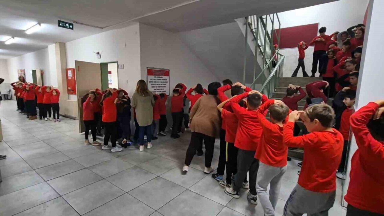 Tekirdağ'da düzenlenen "Afetler ve Dayanıklılık Ayı" etkinlikleri kapsamında Süleymanpaşa İlkokulu'nda