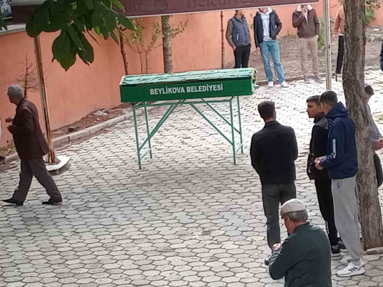 Eskişehir'in Beylikova ilçesindeki Mehmet Avdan İlkokulu'nda teneffüsteyken fenalaşan 7 yaşındaki
