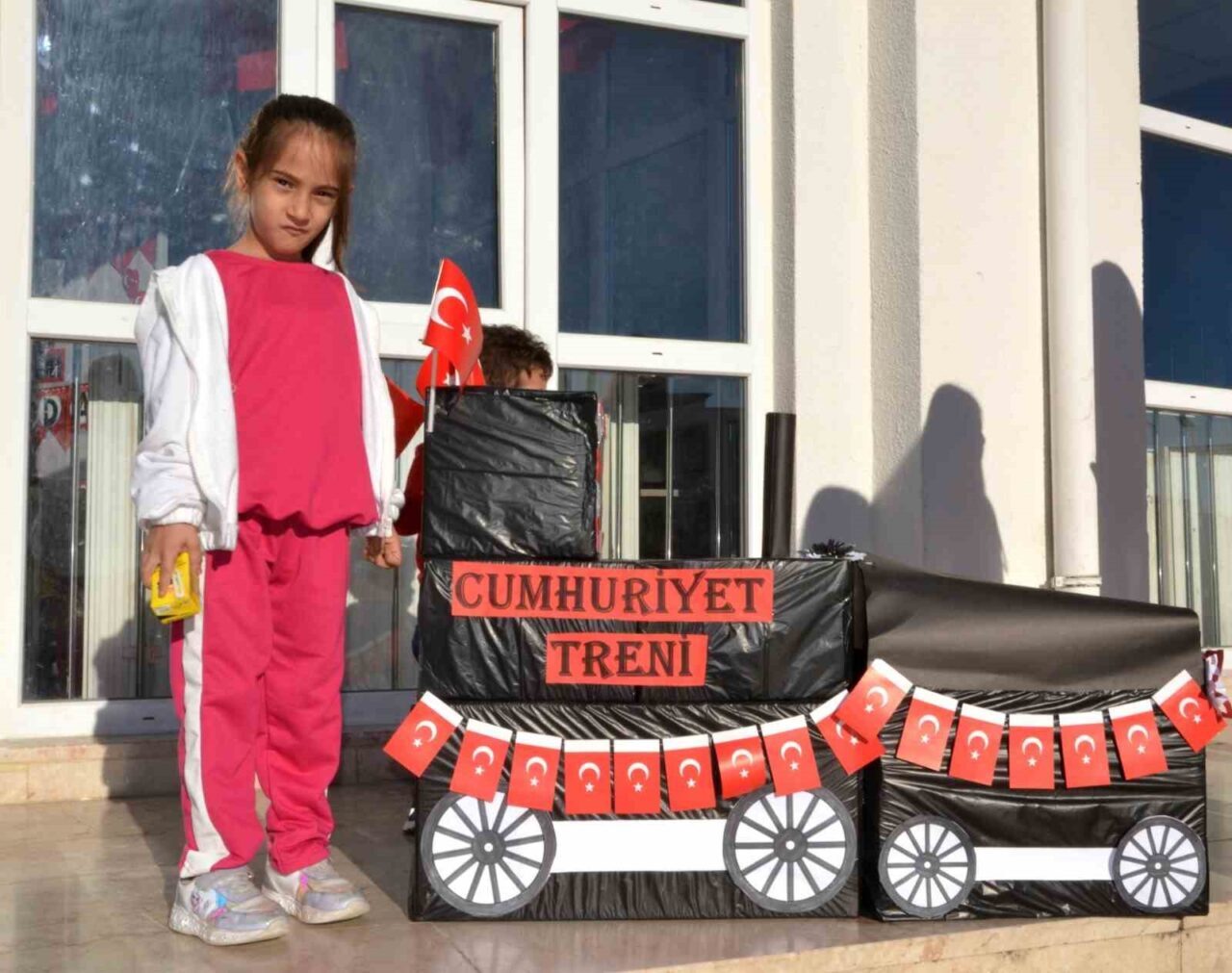 Manisa'daki okullar, 29 Ekim Cumhuriyet Bayramı'nı coşku içinde kutladı. Öğrenciler,