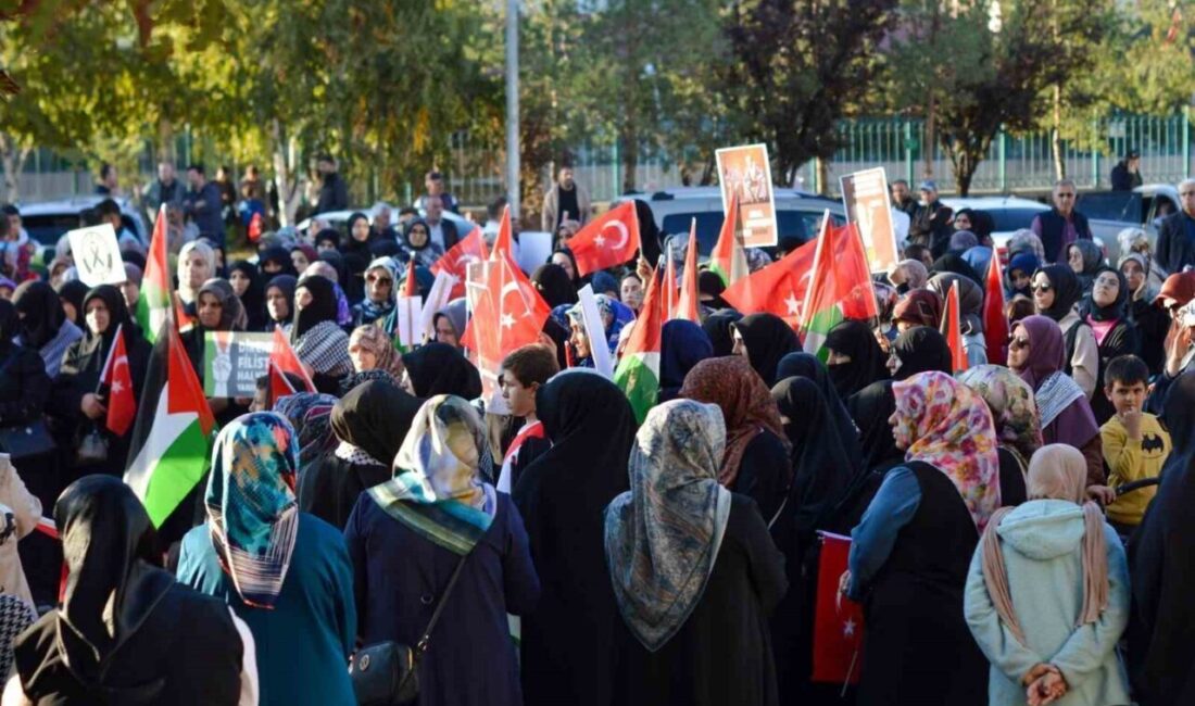 Oltu'da "Sumud Nöbeti" kapsamında toplanan vatandaşlar, zulme karşı seslerini yükseltti.