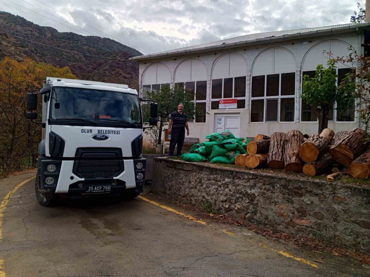 Erzurum'un Olur ilçesindeki camilerin kışlık yakacak ihtiyacı, Olur Belediyesi tarafından