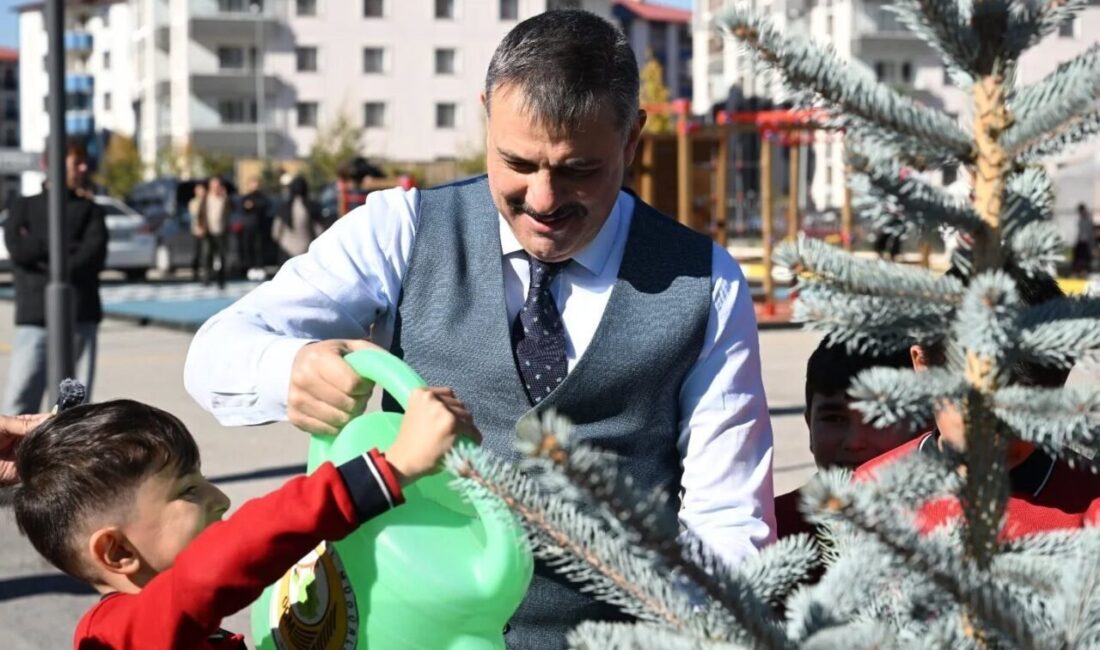 Erzurum Valisi Mustafa Çiftçi, Çocuklara Doğa Sevgisini Aşılamak İçin Fidan Dikim Etkinliği Düzenledi Erzurum Valisi Mustafa Çiftçi, çevre bilincini geliştirmek için Ömer Duygun