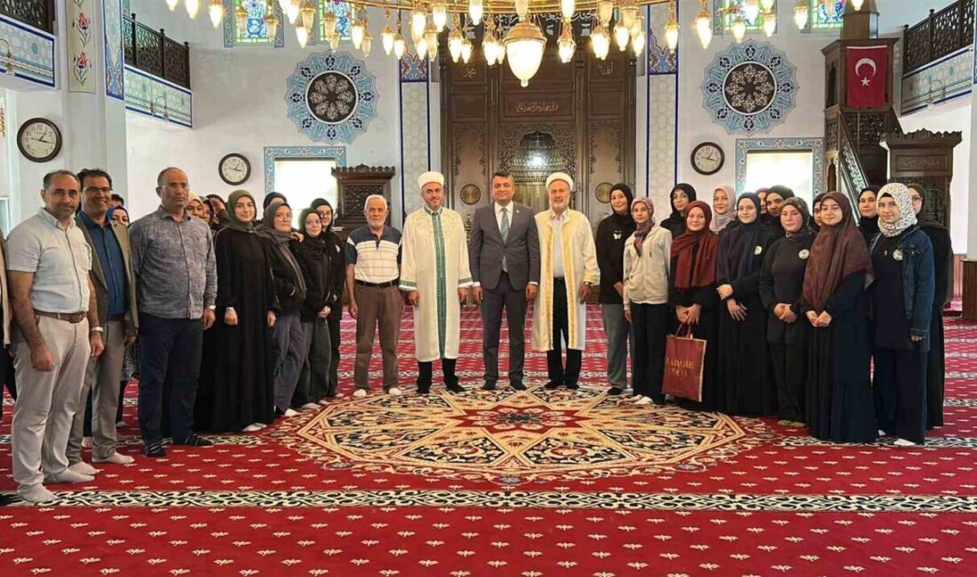 49 Yıl Süren İmamlık Görevini Tamamlayarak Emekli Olan Ali Tekeci’ye Duygusal Veda Hatay'da 49 yıl imamlık yapan Ali Tekeci, Dörtyol'daki görevini tamamlayarak