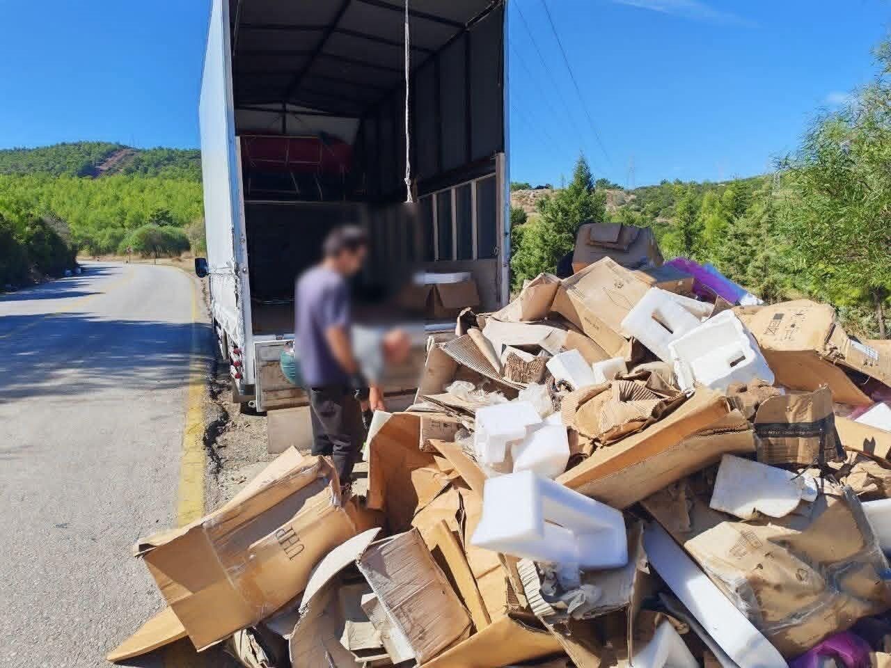 Muğla'nın Bodrum ilçesinde Torba Mahallesi'nde yol kenarına atık döken şahıslar,