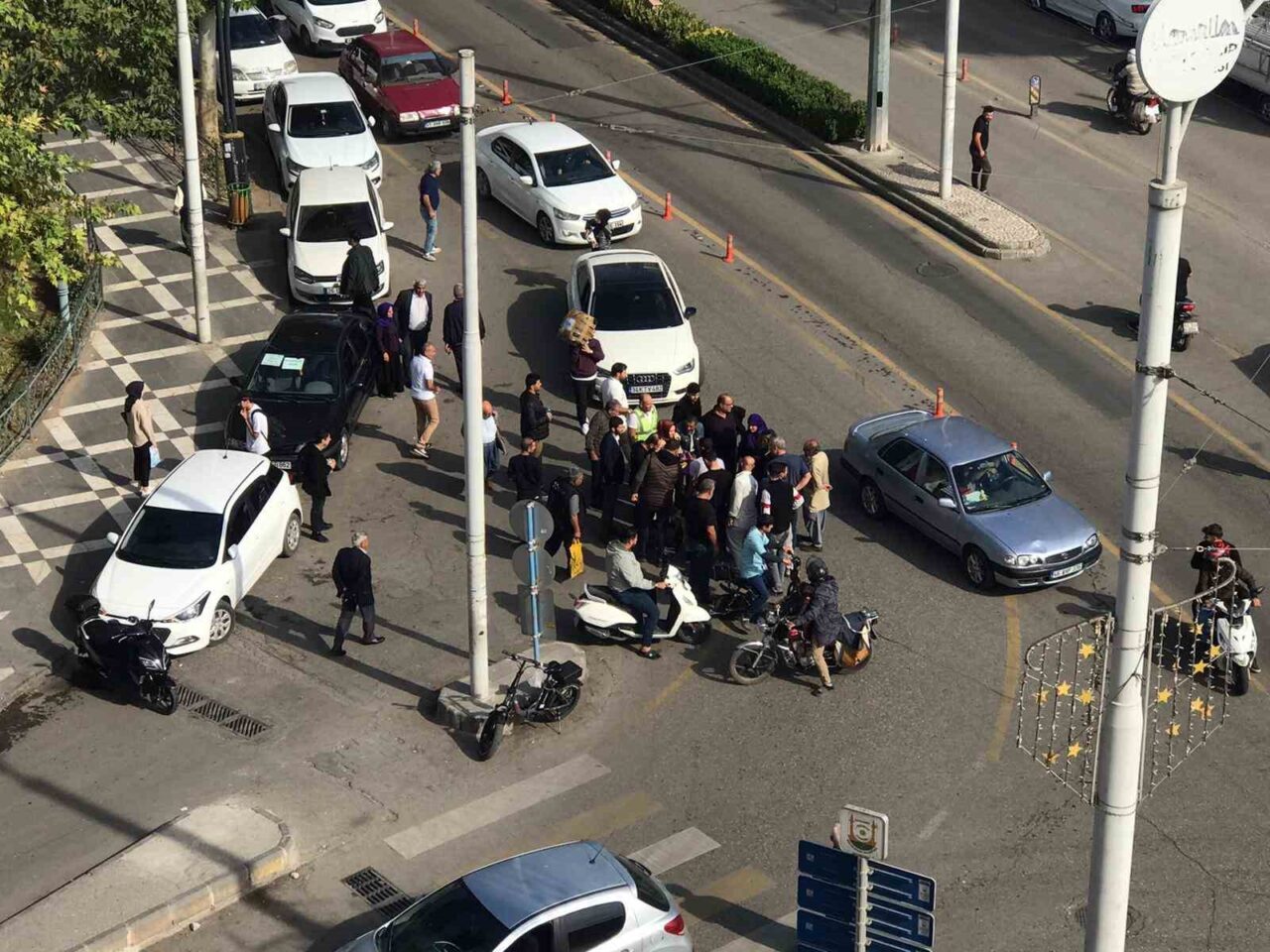 Şanlıurfa’nın Haliliye ilçesinde 14 yaşındaki A.E.K., yolun karşısına geçerken bir