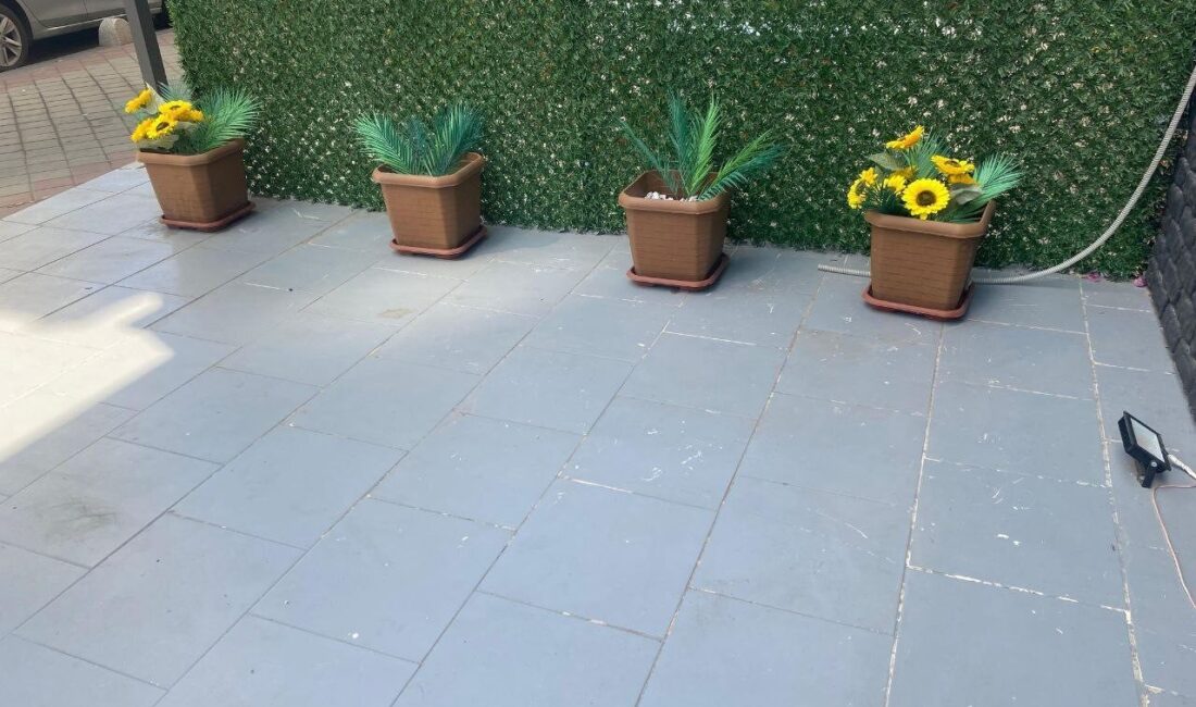 Adana’da Yapay Çiçek Hırsızlığı Güvenlik Kamerasında Kaydedildi Adana'nın Güzelyalı Mahallesi'nde bir kadın, bir iş yerinin önündeki yapay