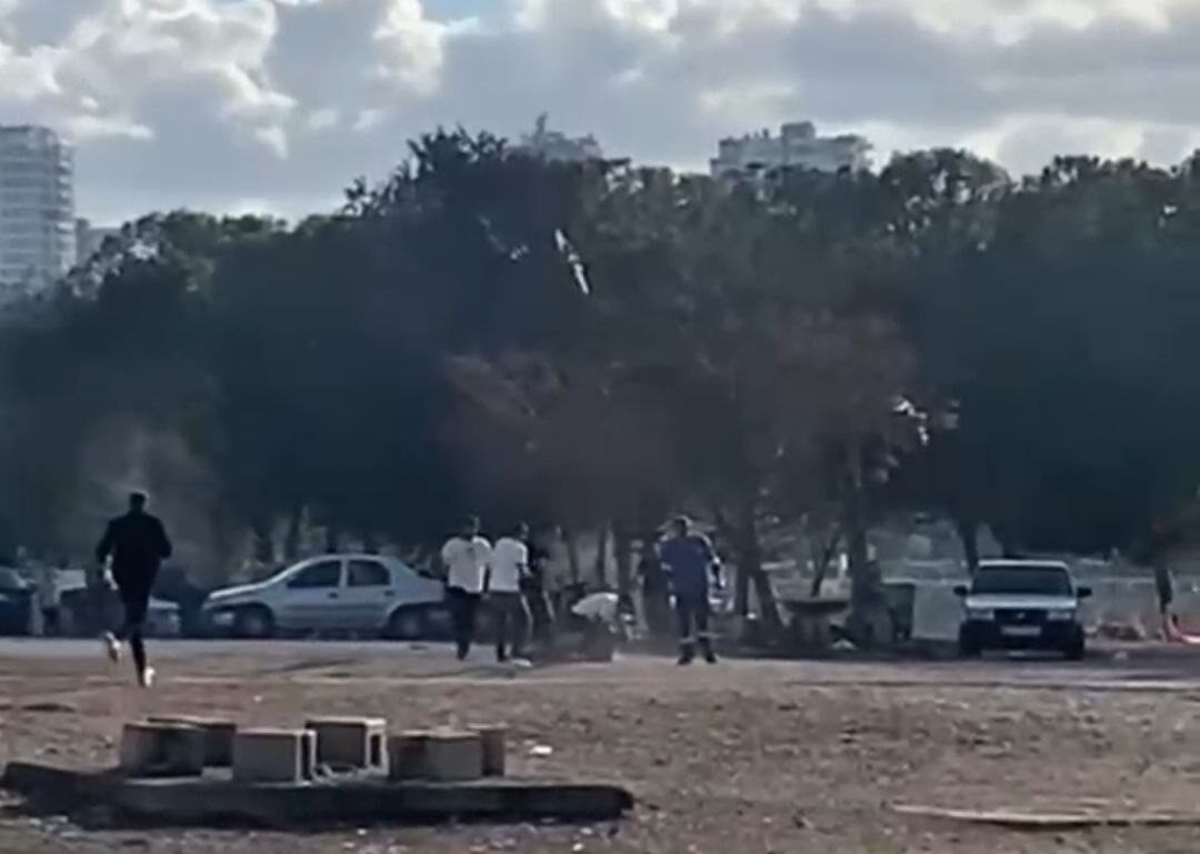 Adana'nın Çukurova ilçesinde bir grup, bir kişiyi kovalamayıp darp ettikten