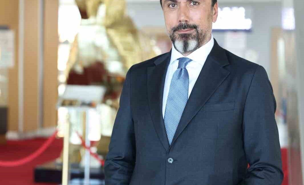 Küresel ekonomik belirsizlikler ve Türkiye'deki döviz dalgalanmaları, altın fiyatlarını yükseltiyor.