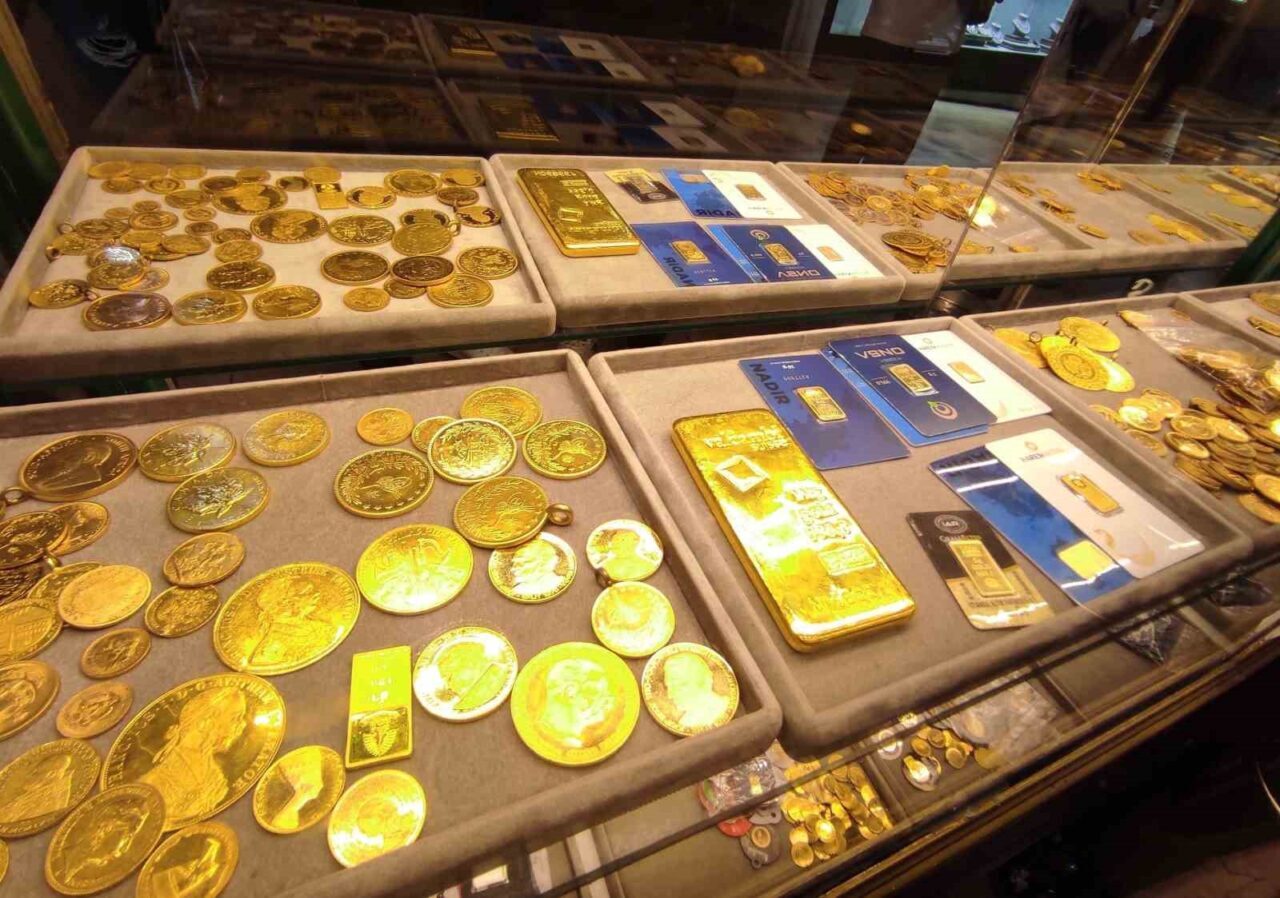 Ons altın, tarihindeki ilk kez 4 bin doları aşarak 4
