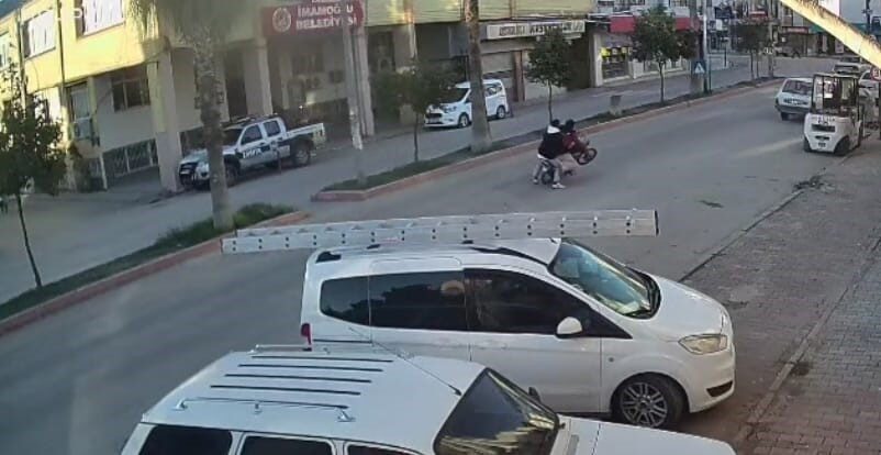 Adana'nın İmamoğlu ilçesinde Seydi Satılmış'ın kullandığı motosiklet, önünü kaldırırken park