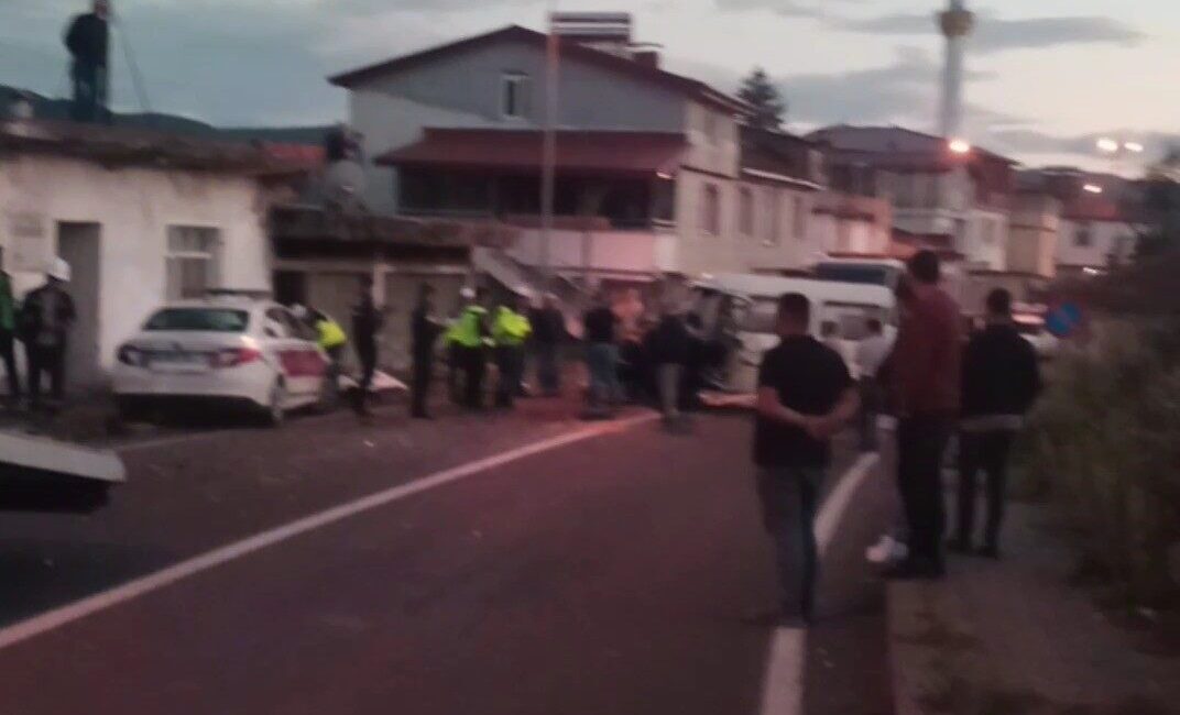 Ordu'nun Ünye ilçesinde minibüs ile çekici kamyonetin çarpışması sonucu Cemil