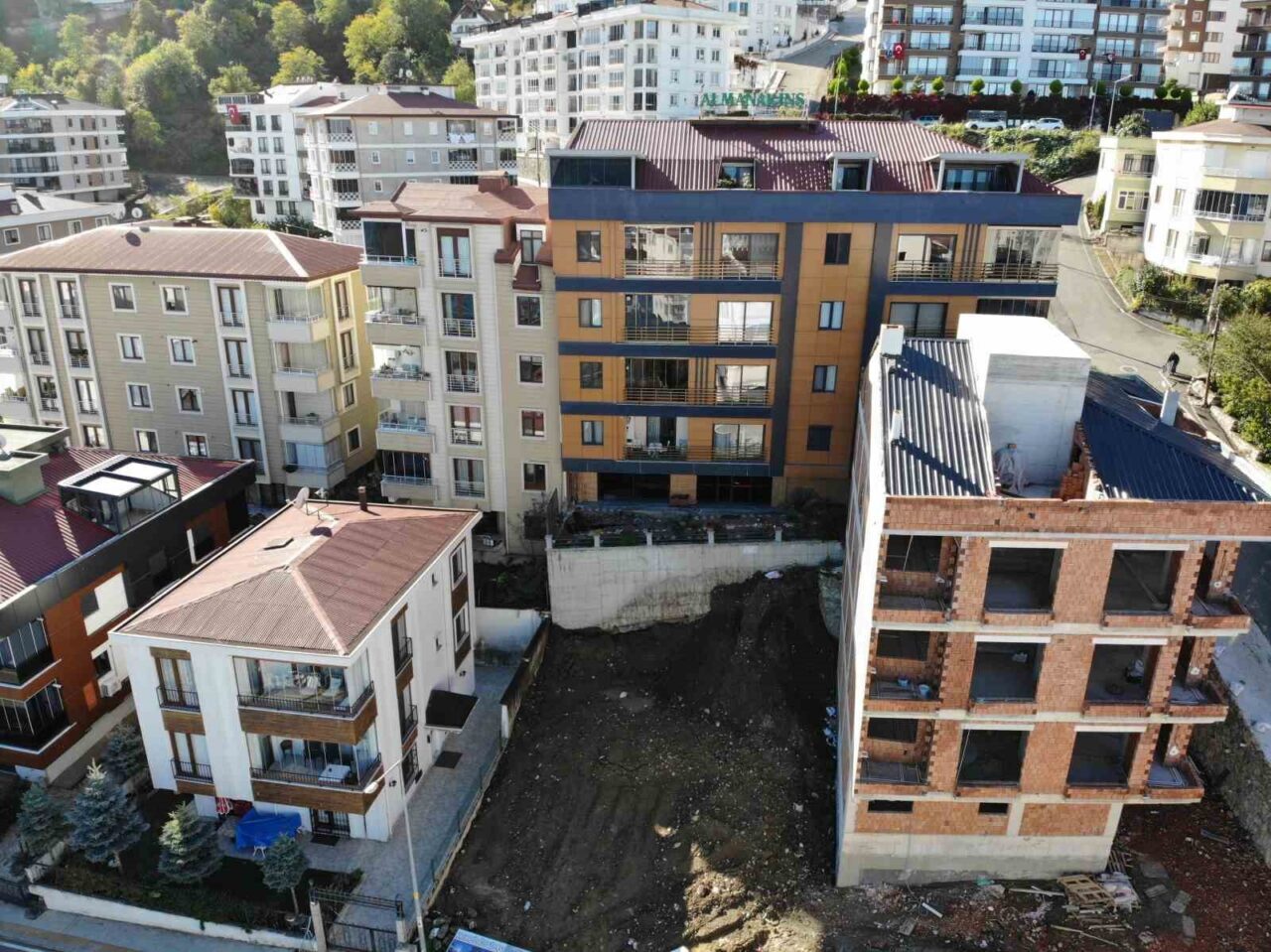 Ordu'nun Altınordu ilçesinde inşaat çalışmaları sonucu iki bina oturulamaz hale