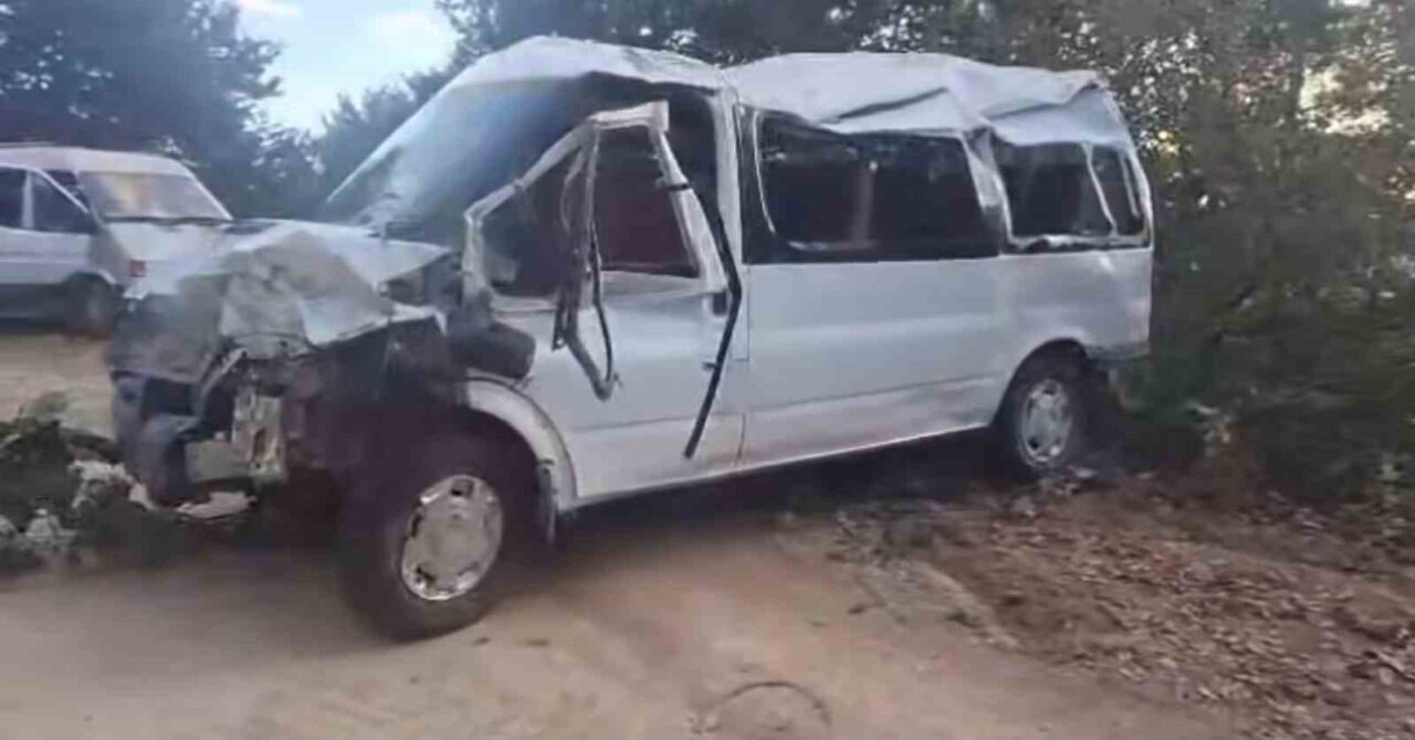 Ordu’nun Mesudiye ilçesinde Hasan K. yönetimindeki minibüs, yoldan çıkarak devrildi.