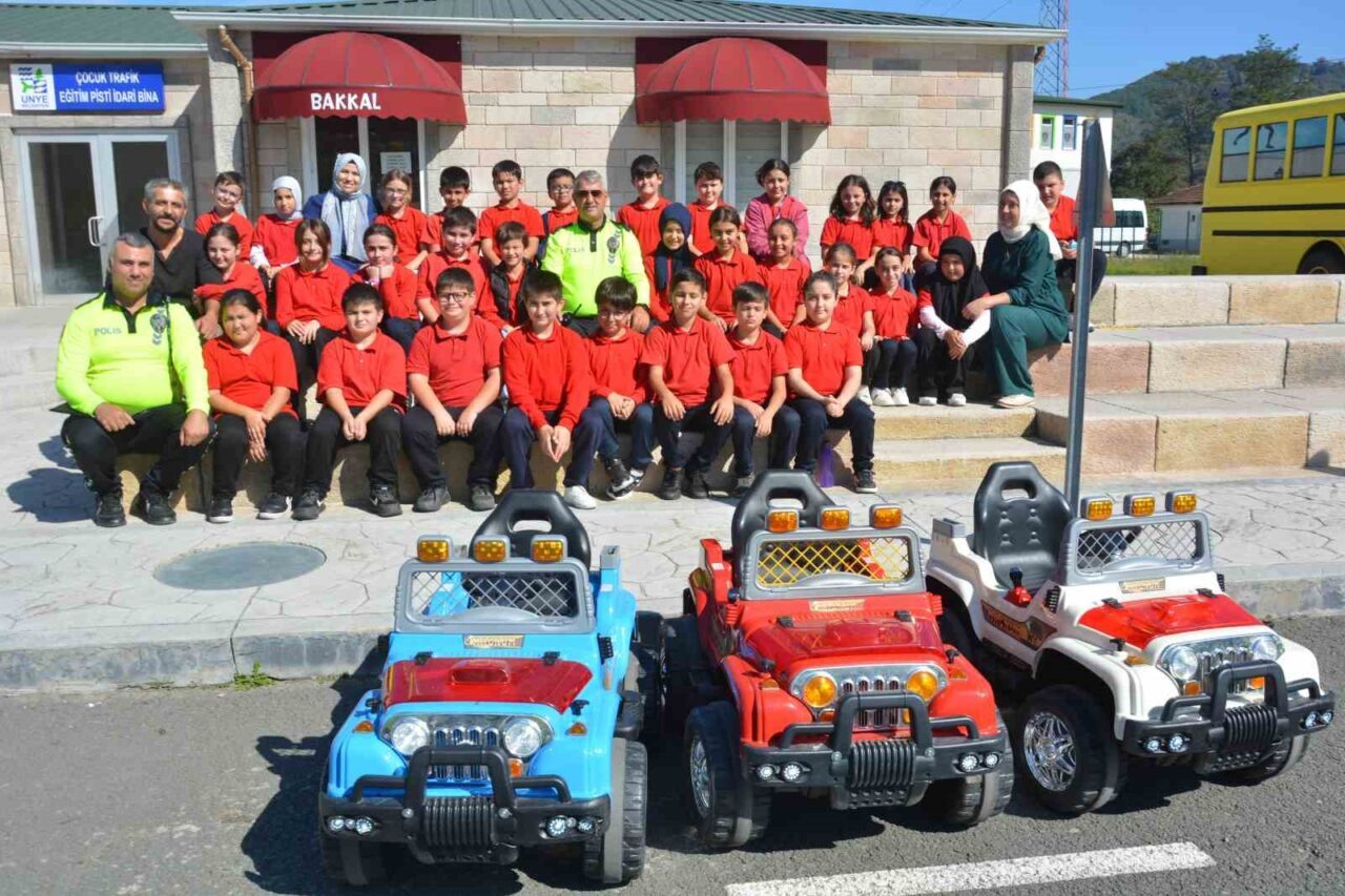 Ünye'deki Fevzi Çakmak İlkokulu ve İmam Hatip Ortaokulu'ndan 32 öğrenci,