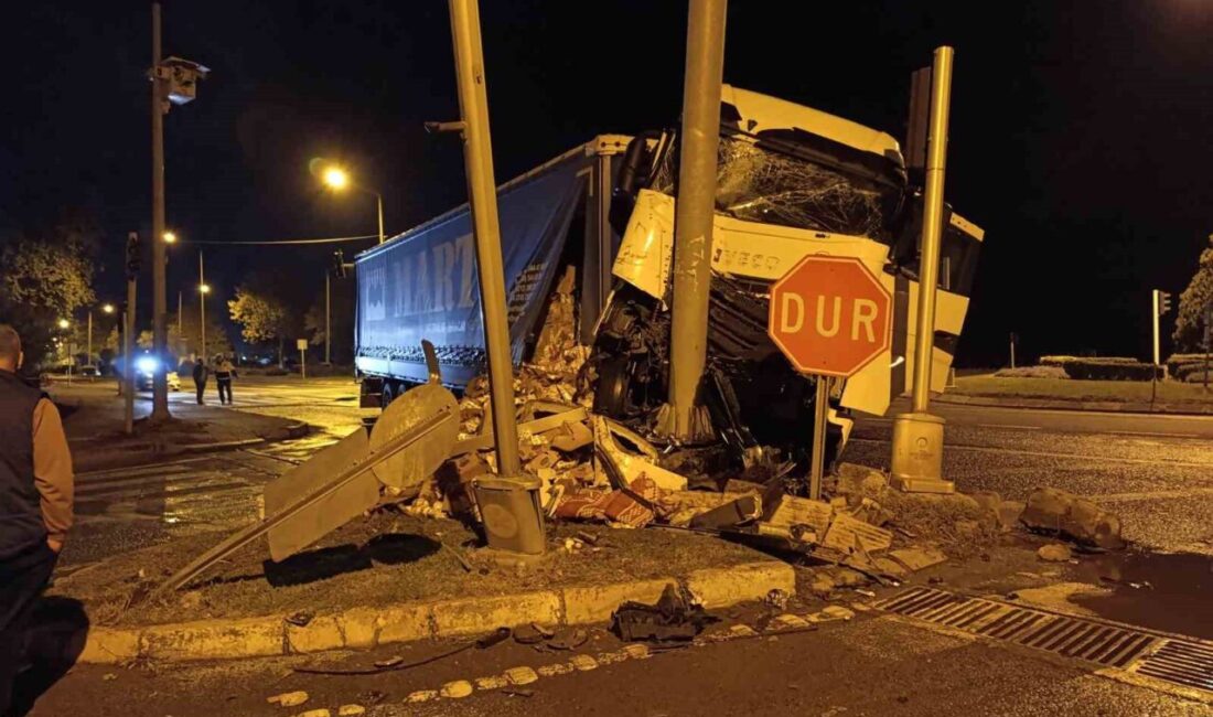 Fatsa’da Süt Yüklü Tır ile Otomobil Çarpıştı, İki Kişi Yaralandı Ordu'nun Fatsa ilçesinde süt yüklü bir tır ile bir otomobilin