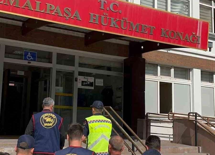 İzmir’in Kemalpaşa ilçesinde jandarma, 13 yıldır firari olan D.Y. (54)