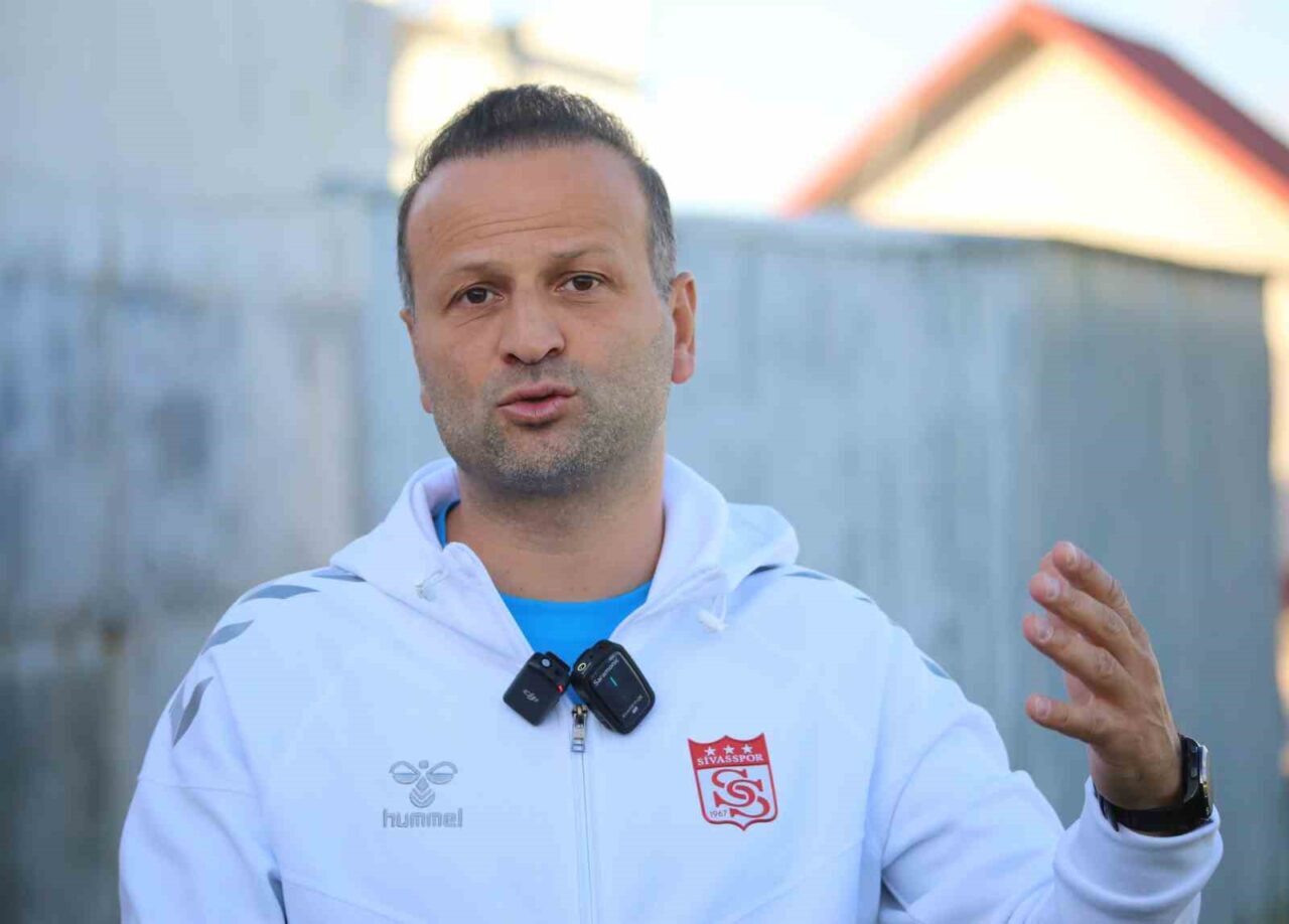 Sivasspor'un teknik direktörü Osman Zeki Korkmaz, takımının öncelikli hedefinin play-off'ta