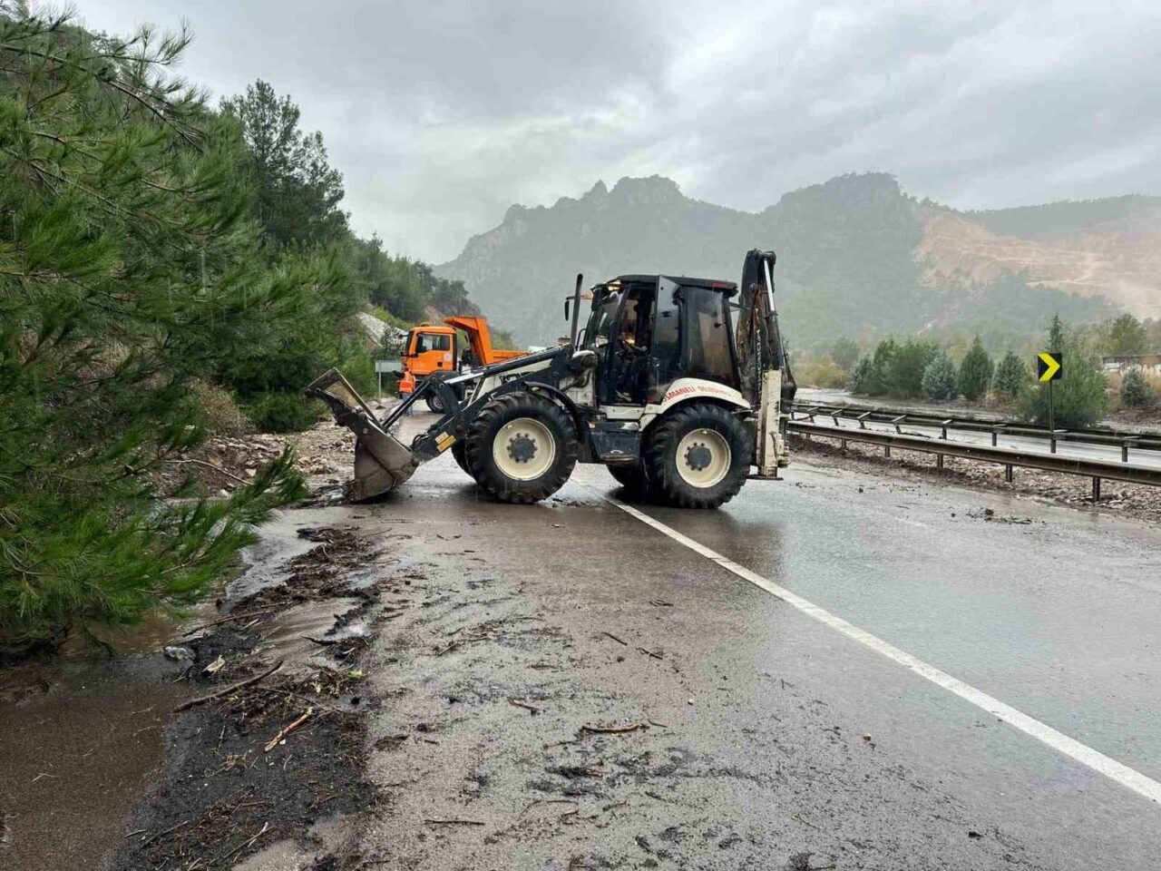 Bilecik’in Osmaneli ilçesinde şiddetli yağış sonrası D650 karayolu, taş ve