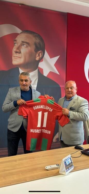 Osmanelispor Kulübü Başkanı Akın Okumuş, Bilecik ASKF Başkanı Nusret Tosun'u