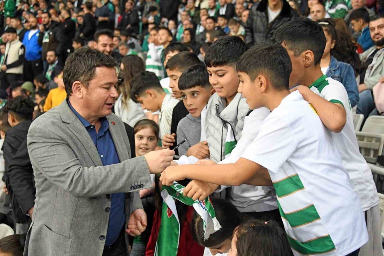 Osmangazi Belediyesi, hayatında hiç Bursaspor maçı izlememiş 120 çocuğu stadyuma