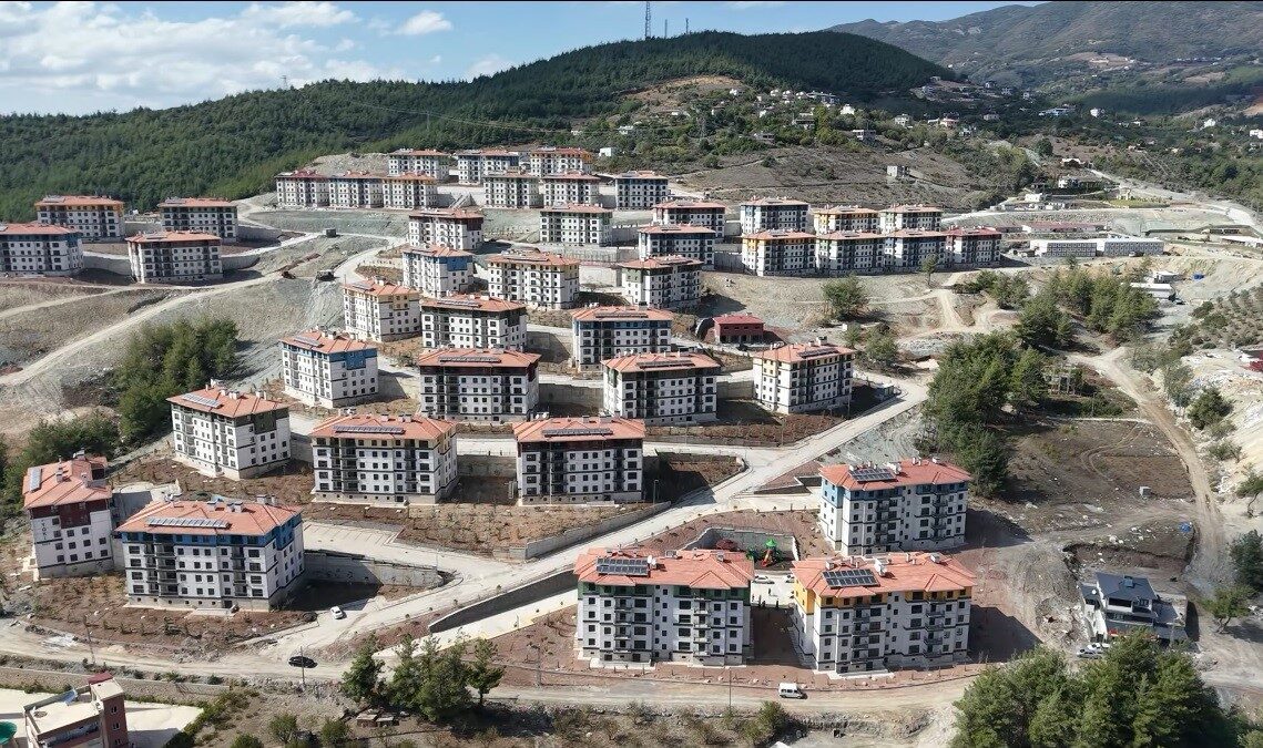 Osmaniye’nin Bahçe ilçesinde 570 deprem konutunun yapımına hızla devam ediliyor.