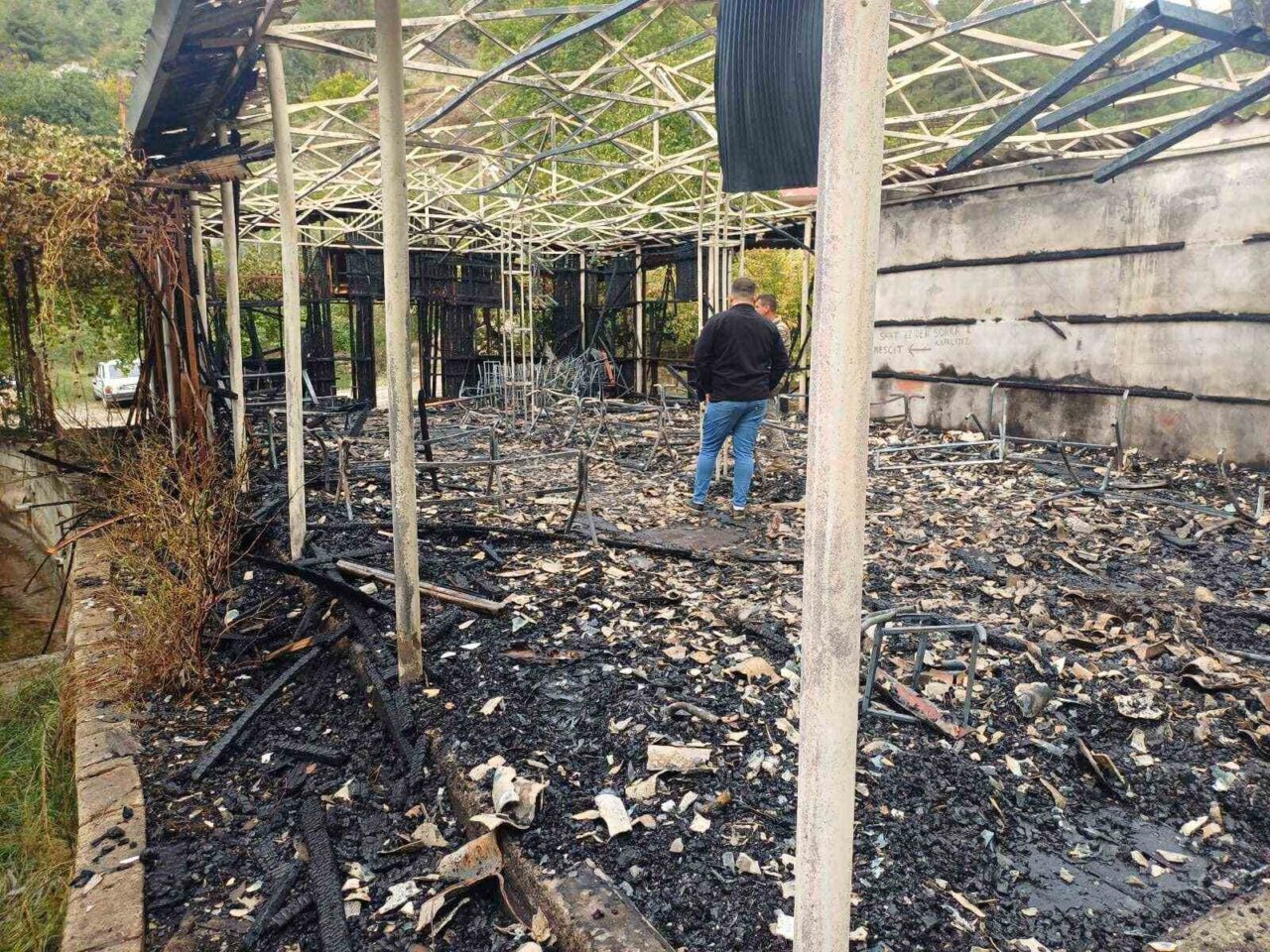 Osmaniye'nin Bahçe ilçesindeki Burhan Sarıbaştanoğlu'na ait alabalık tesisinde sabah saatlerinde