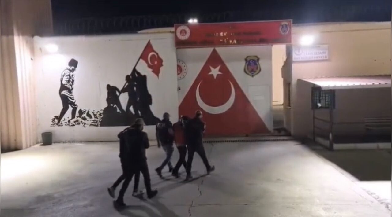 Osmaniye'de DEAŞ terör örgütüne yönelik düzenlenen operasyonda iki şüpheli tutuklandı.
