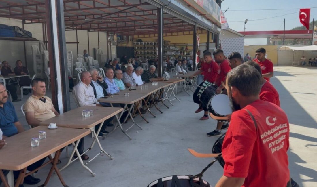Osmaniye'nin Bahçe ilçesinde Ayhan Akdeniz, oğlu Mert Akdeniz'in düğününde misafirlerini
