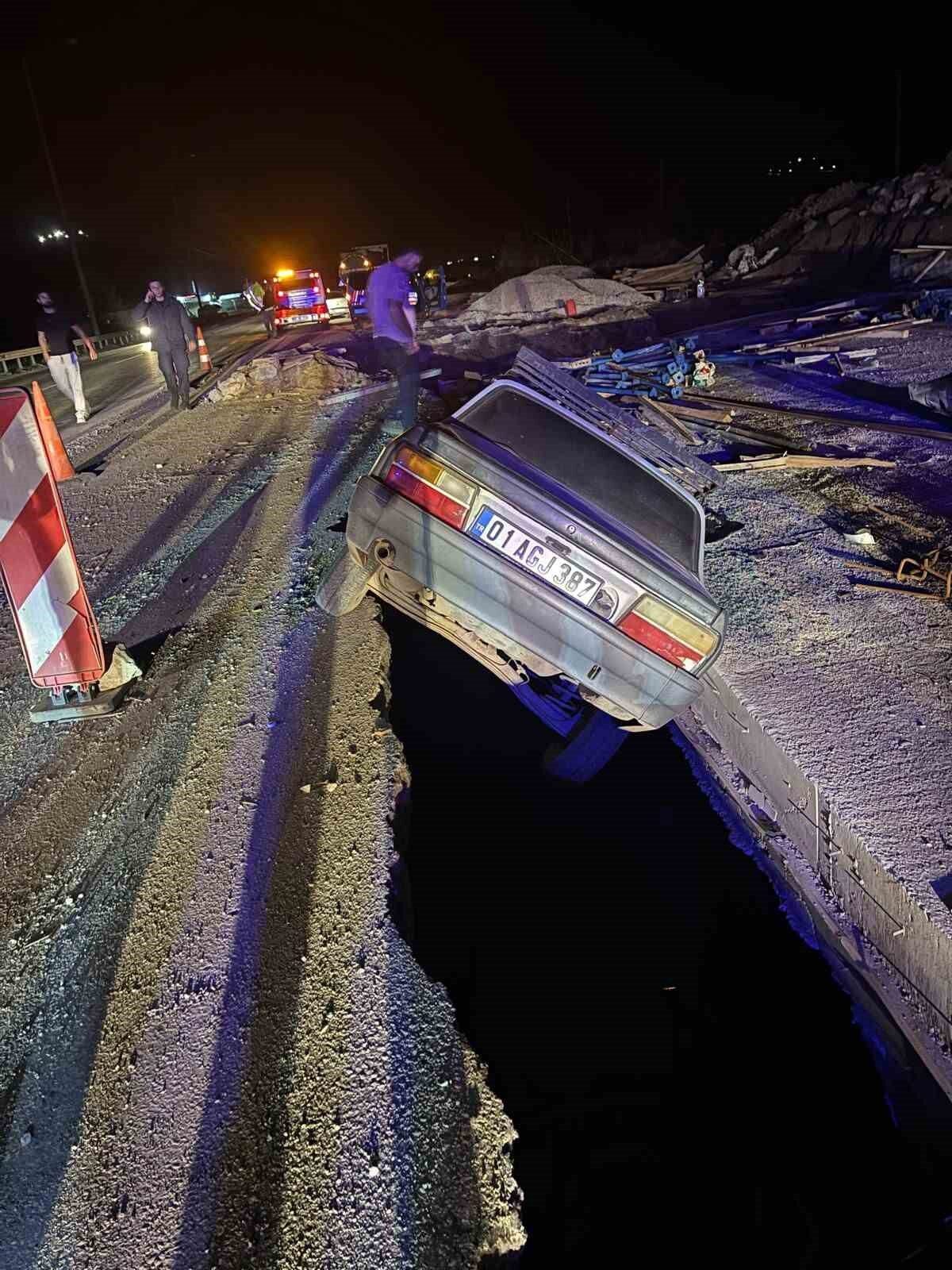 Osmaniye'nin Bahçe ilçesinde D-400 karayolunda yol ile kaldırım arasındaki çukura