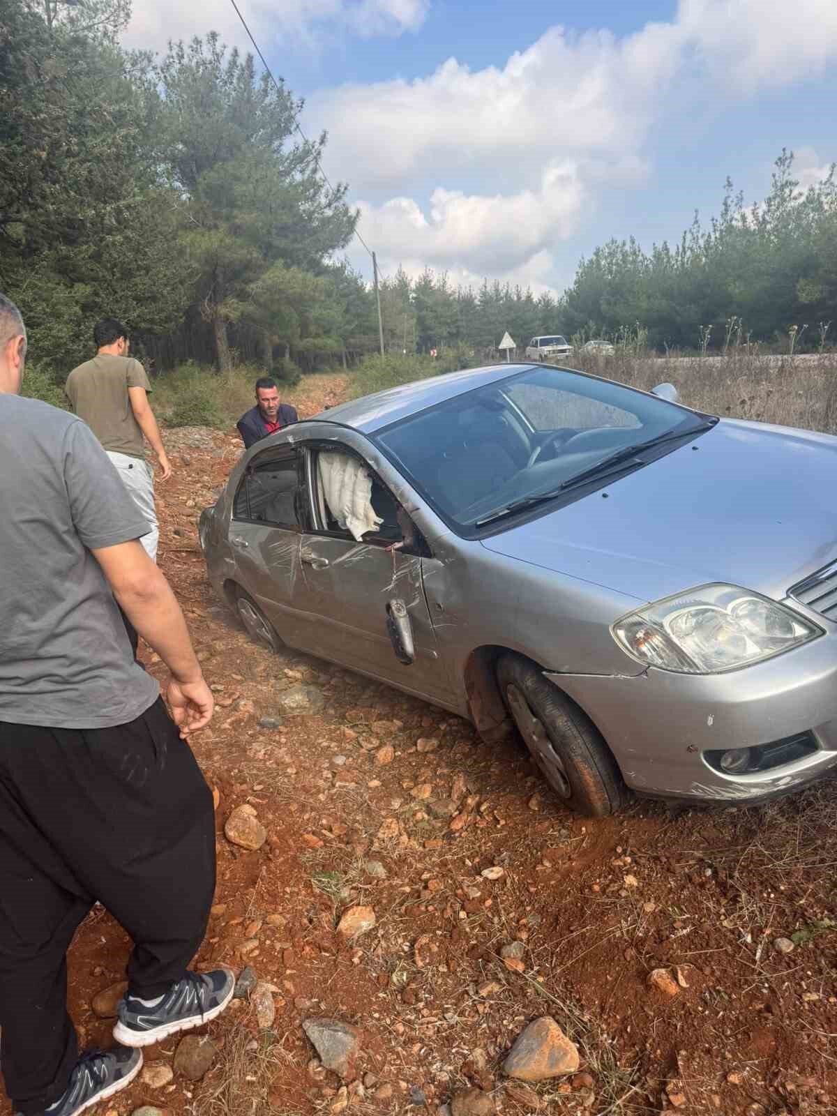 Osmaniye'nin Düziçi ilçesinde bir otomobil, sürücüsünün direksiyon hakimiyetini kaybetmesi sonucu