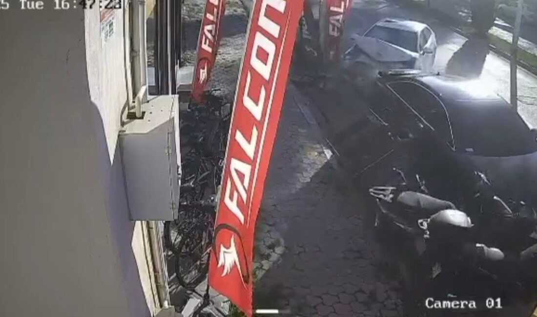 Osmaniye’nin Düziçi ilçesinde, kontrolden çıkan bir otomobil, park halindeki araçlara