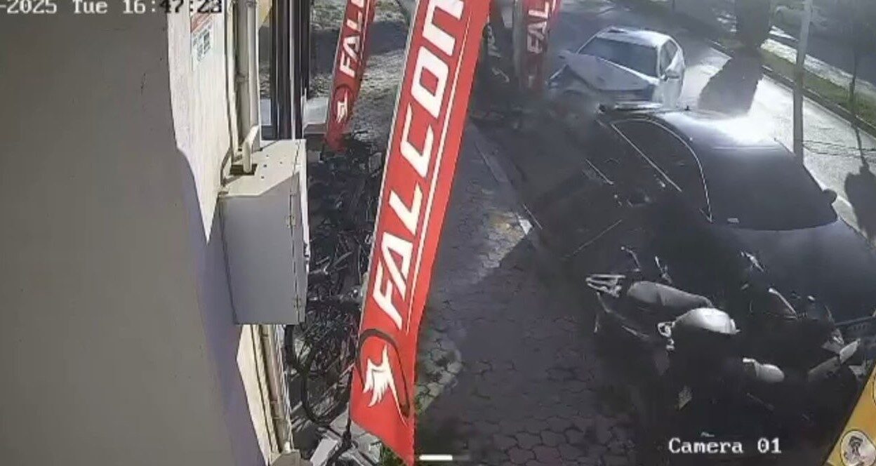 Düziçi’nde Kontrolden Çıkan Araç, Park Halindeki Motosiklet ve Otomobile Çarptı: Bir Yaralı