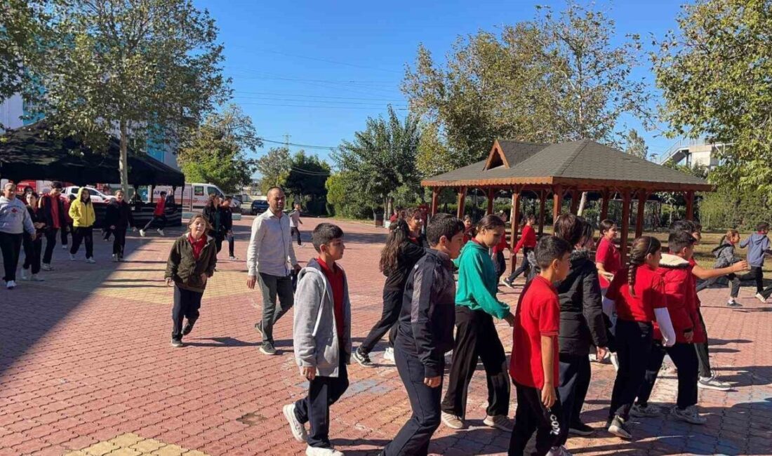 Osmaniye’de Öğrenciler İçin Afet Bilinçlendirme Tatbikatı Gerçekleştirildi Osmaniye'de, Remzi Özer Yatılı Bölge Ortaokulu'nda öğrenciler, afetlere karşı hazırlık