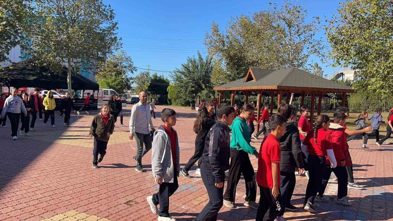 Osmaniye'de, Remzi Özer Yatılı Bölge Ortaokulu'nda öğrenciler, afetlere karşı hazırlık