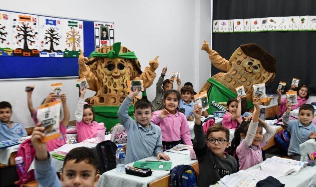 Osmaniye'de düzenlenecek FISTIKFEST-2025 etkinlikleri kapsamında minik öğrencilere "Osmaniye Fıstığı" dağıtıldı.